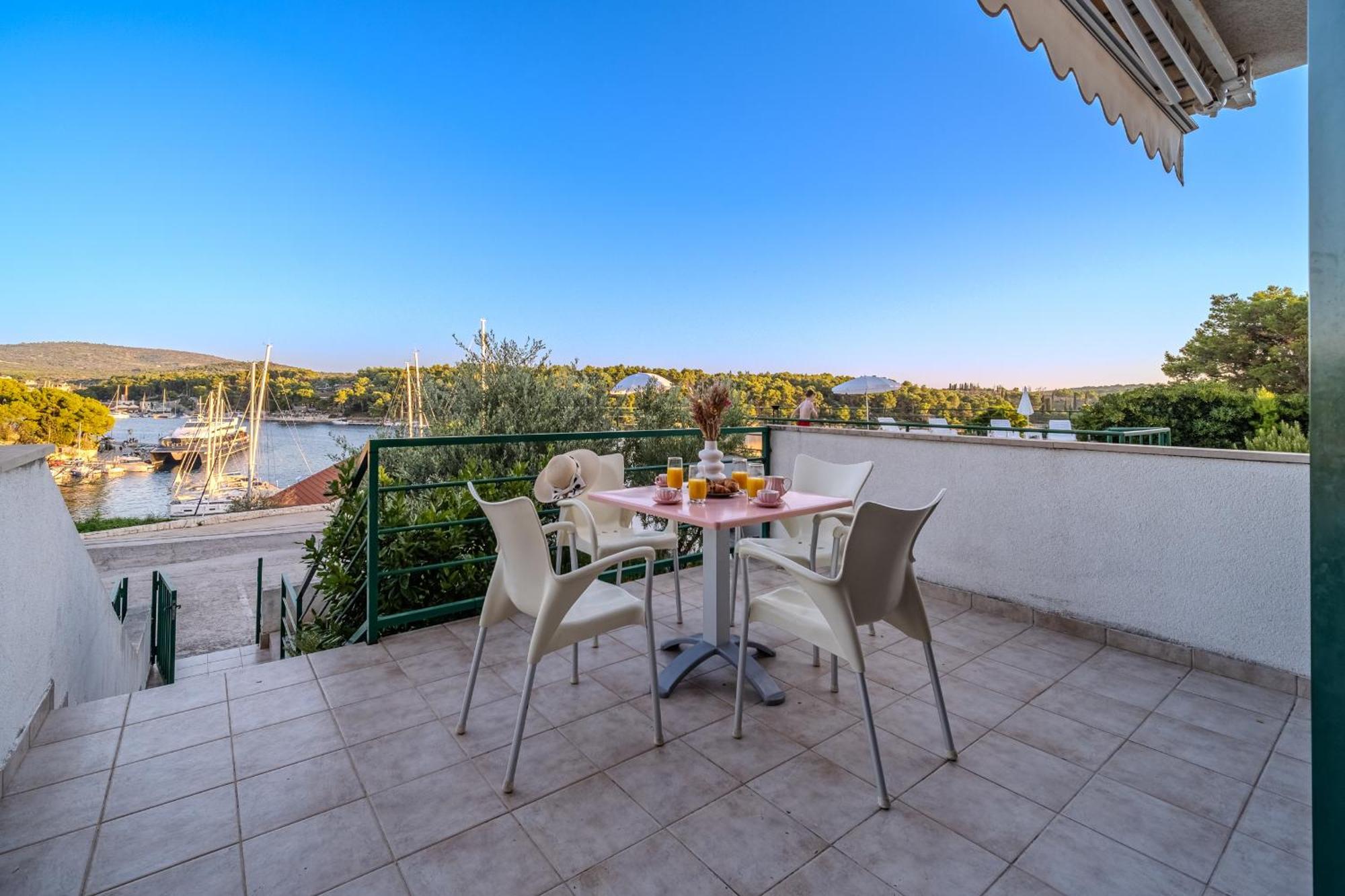 Apartment Milna - With Swimming Pool & Amazing Seaviews, Above Bijaka Beach Екстер'єр фото