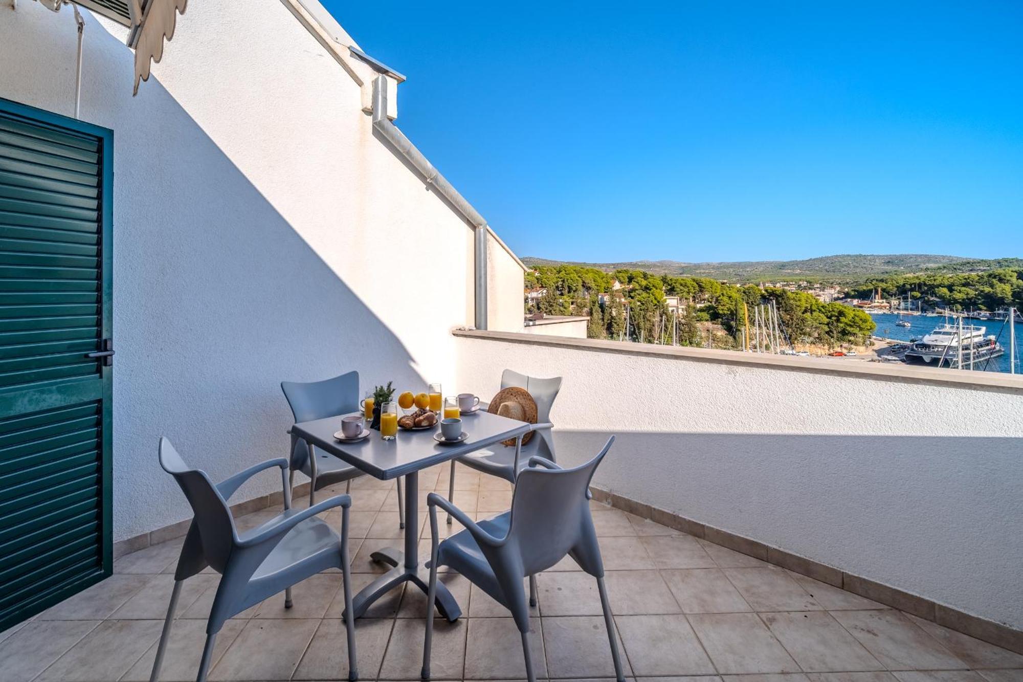 Apartment Milna - With Swimming Pool & Amazing Seaviews, Above Bijaka Beach Екстер'єр фото
