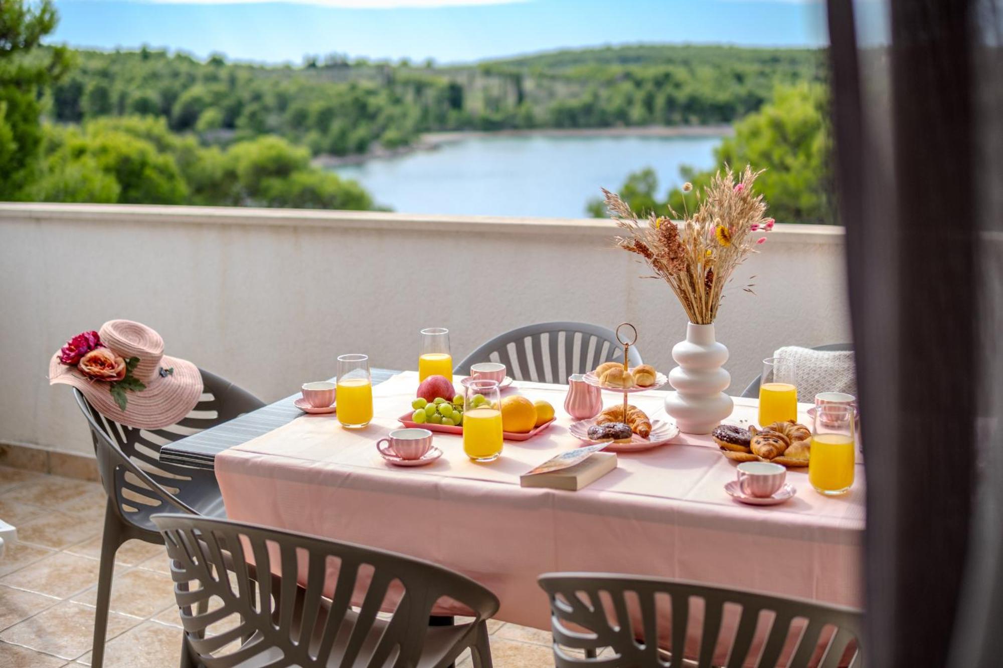 Apartment Milna - With Swimming Pool & Amazing Seaviews, Above Bijaka Beach Екстер'єр фото