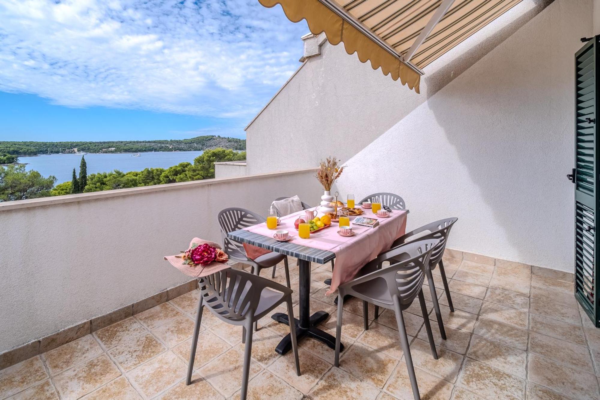 Apartment Milna - With Swimming Pool & Amazing Seaviews, Above Bijaka Beach Екстер'єр фото