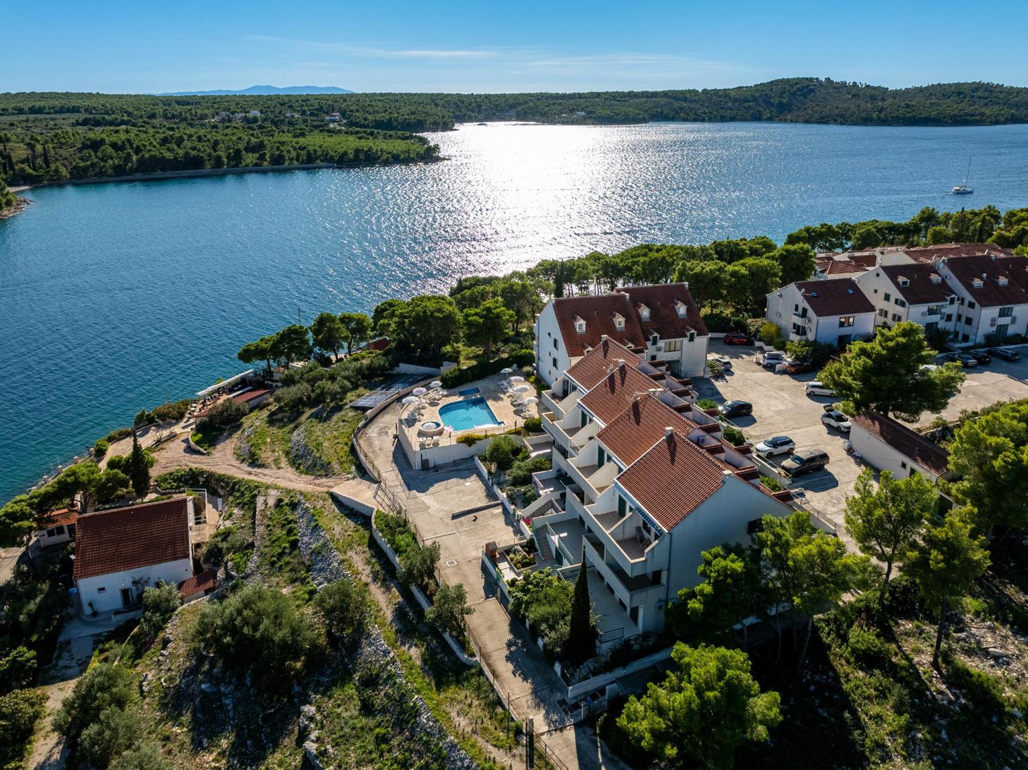 Apartment Milna - With Swimming Pool & Amazing Seaviews, Above Bijaka Beach Екстер'єр фото