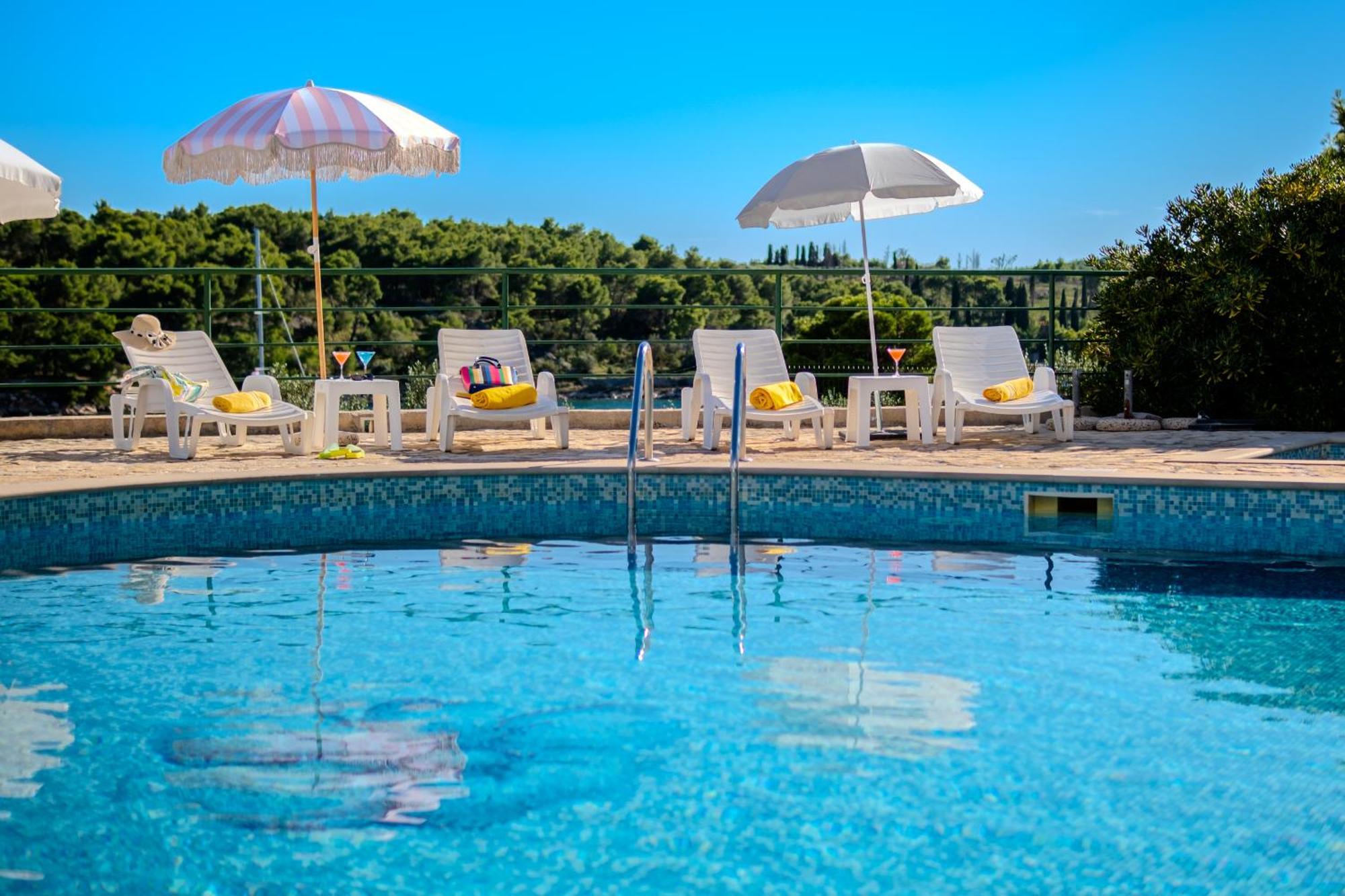 Apartment Milna - With Swimming Pool & Amazing Seaviews, Above Bijaka Beach Екстер'єр фото