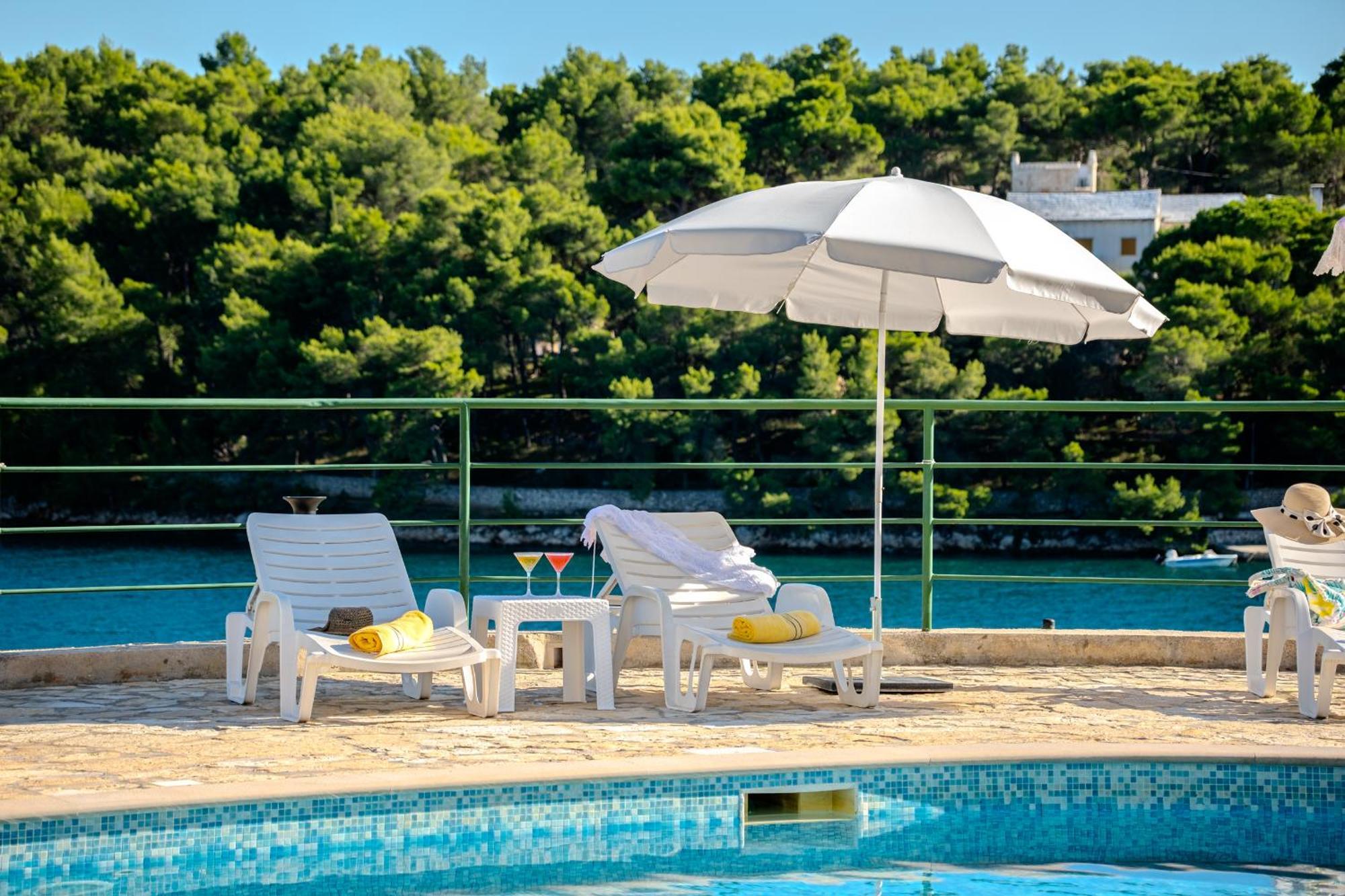 Apartment Milna - With Swimming Pool & Amazing Seaviews, Above Bijaka Beach Екстер'єр фото